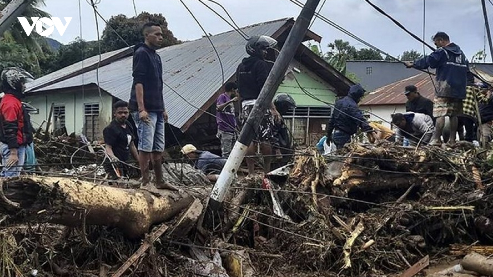 Bão Seroja đổ bộ vào Indonesia khiến 174 người thiệt mạng