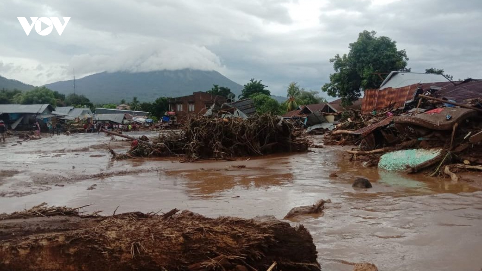 Bão nhiệt đới làm trầm trọng thêm lũ lụt, sạt lở ở Indonesia và Timor Leste