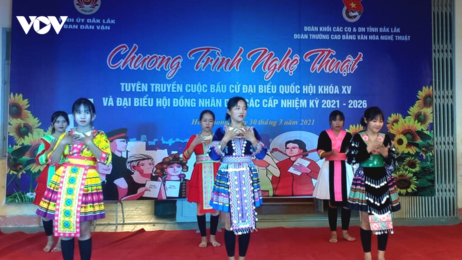 Người thiểu số ở Đắk Lắk nghe thông tin bầu cử bằng tiếng của dân tộc mình