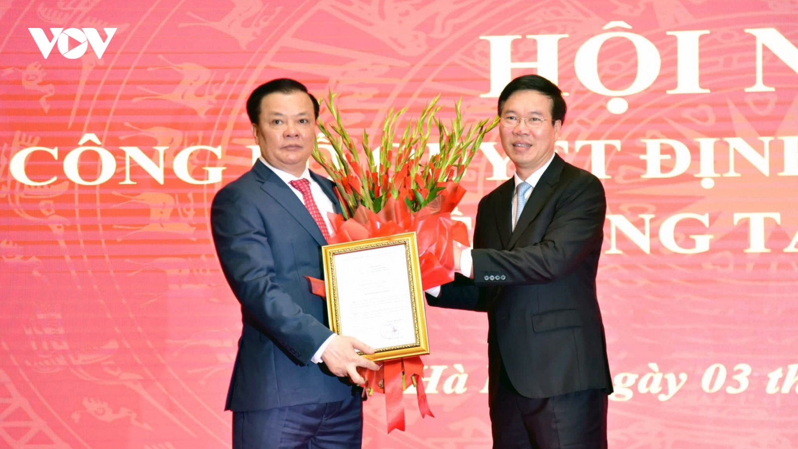 Trao quyết định phân công ông Đinh Tiến Dũng làm Bí thư Thành ủy Hà Nội