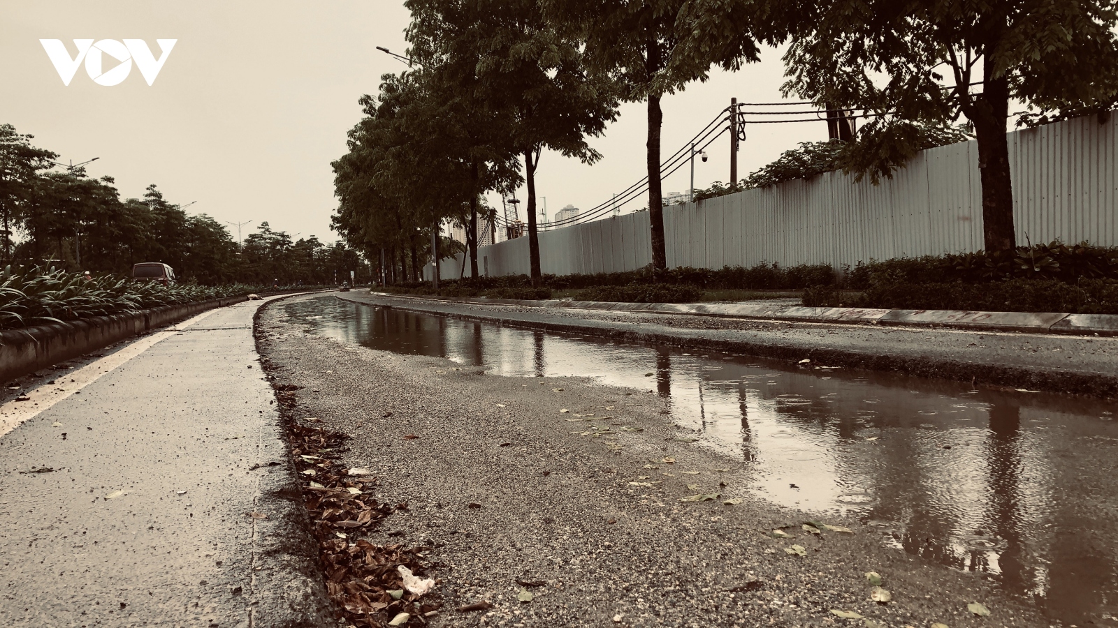 Đường nghìn tỷ ở Hà Nội vừa xong, mặt đường đã bị bóc lên gây lãng phí