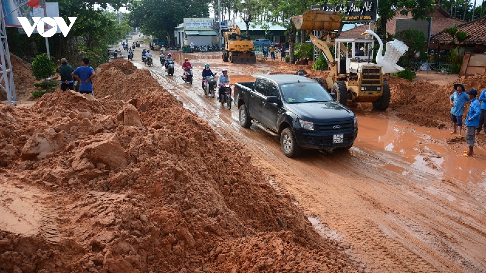 Liên tục sạt lở gây nguy hiểm, Bình Thuận lập đoàn kiểm tra dự án