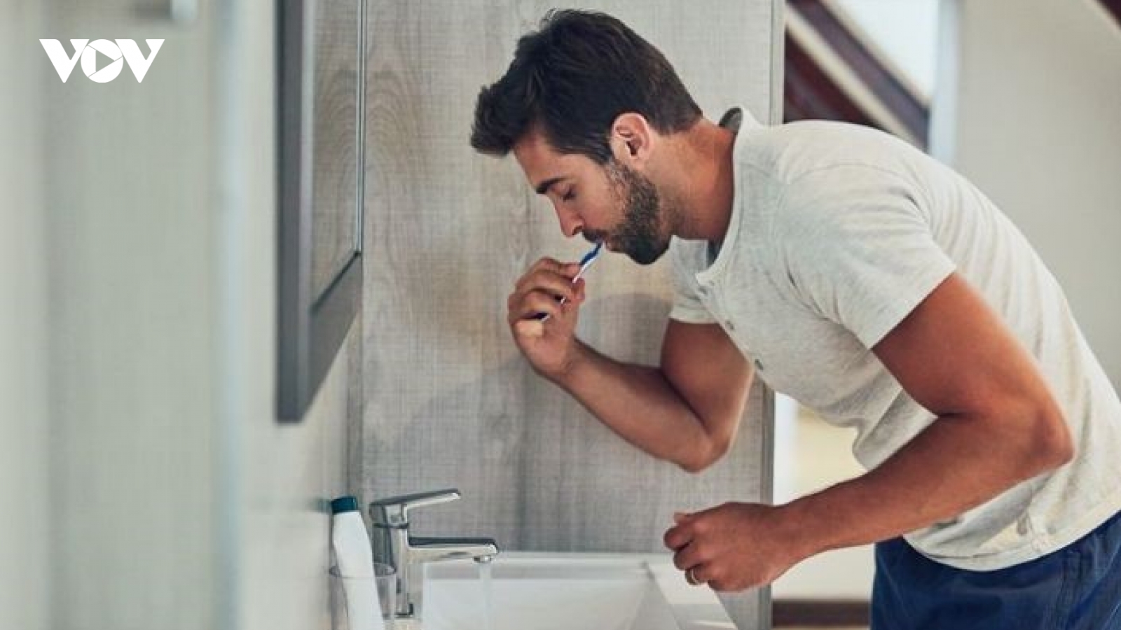 Tại sao nên đánh răng trước khi uống cà phê buổi sáng?