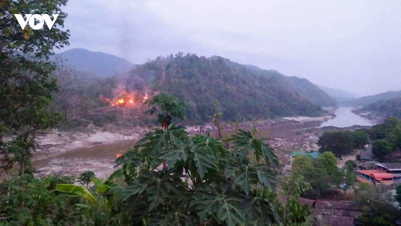 Hai căn cứ không quân Myanmar bị tấn công
