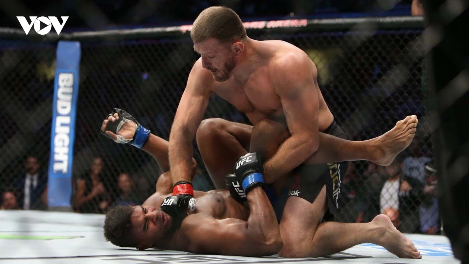 "Đệ nhất cao thủ" UFC tung cơn mưa đòn hạ knock-out đối phương
