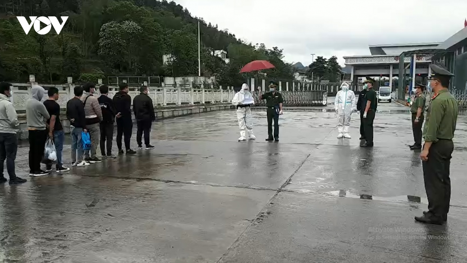 Cao Bằng trao trả 10 công dân Trung Quốc nhập cảnh trái phép vào Việt Nam
