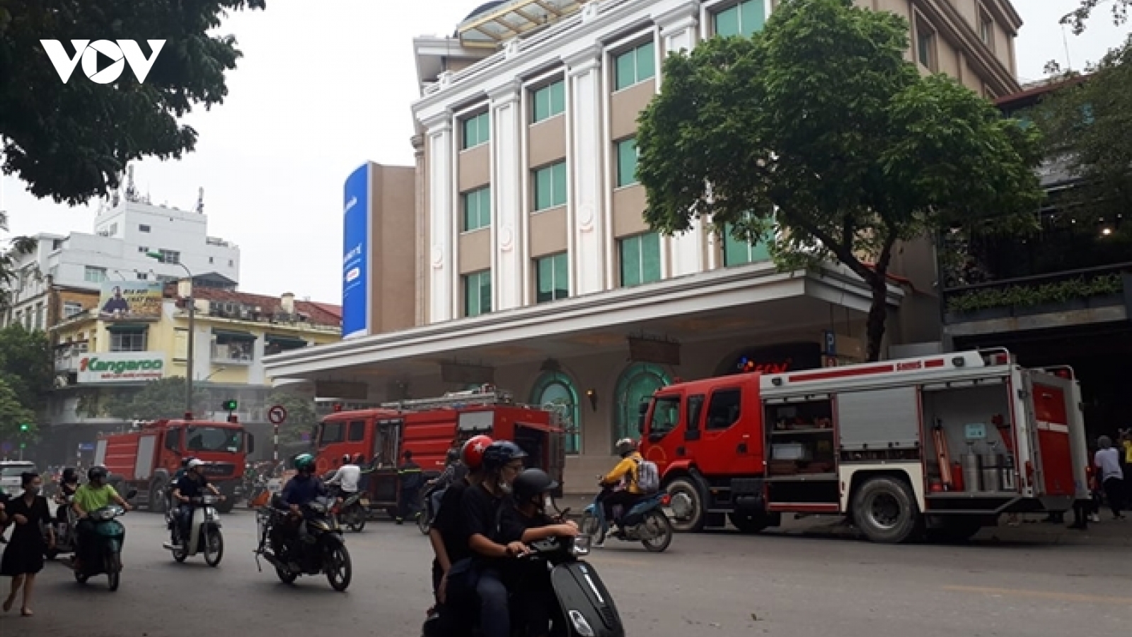 Ô tô bốc cháy dưới tầng hầm Trung tâm thương mại Tràng Tiền Plaza