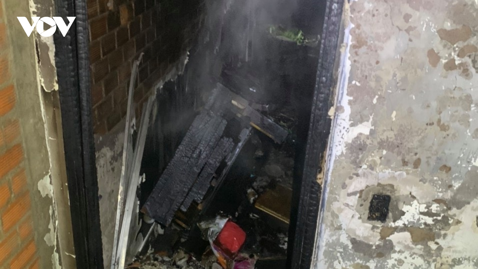 Giải cứu 5 người mắc kẹt trong căn nhà bốc cháy lúc rạng sáng