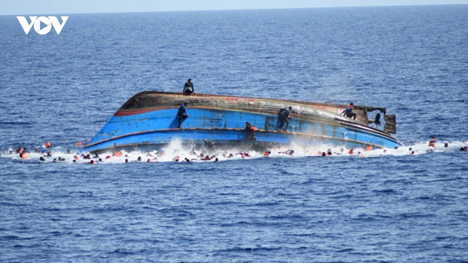 Đắm tàu ngoài khơi Libya, hơn 100 người chết