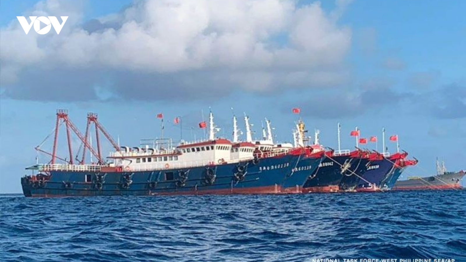 Philippines: Tàu Trung Quốc vẫn tràn ngập Biển Đông, đe dọa an ninh hàng hải