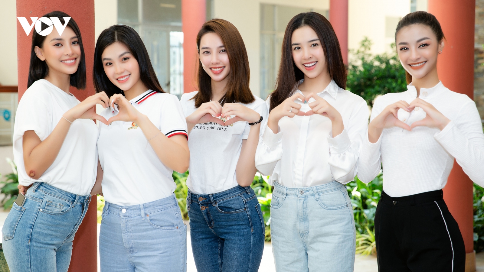 Tiểu Vy, Đỗ Hà tham gia chương trình thăm, khám bệnh miễn phí cho hơn 1000 công nhân