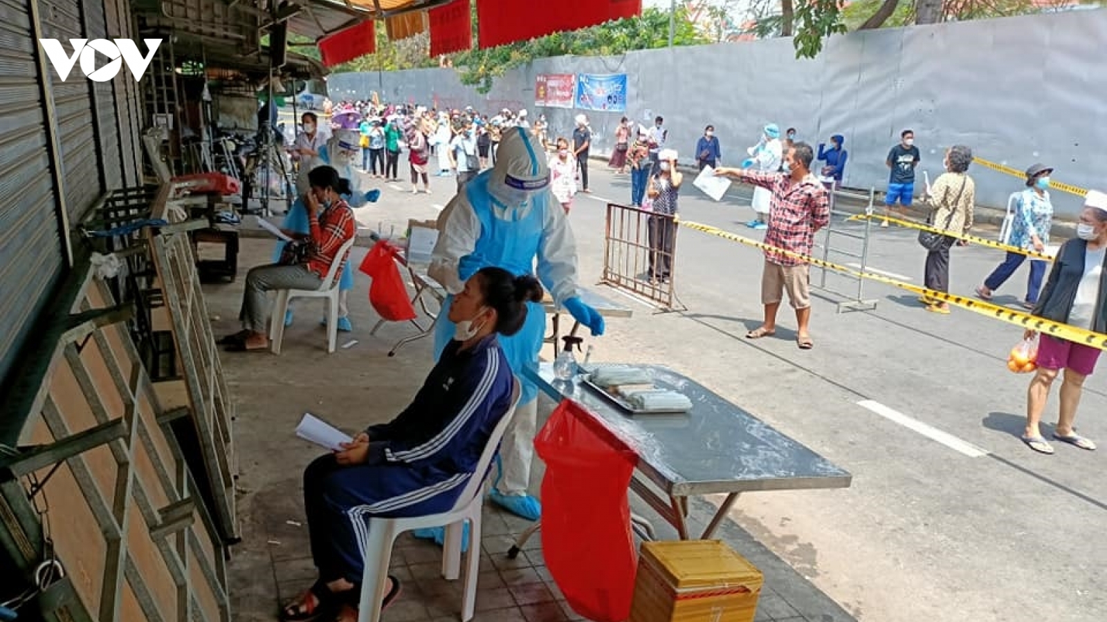 Campuchia tìm mọi cách tránh “hố tử thần” Covid-19