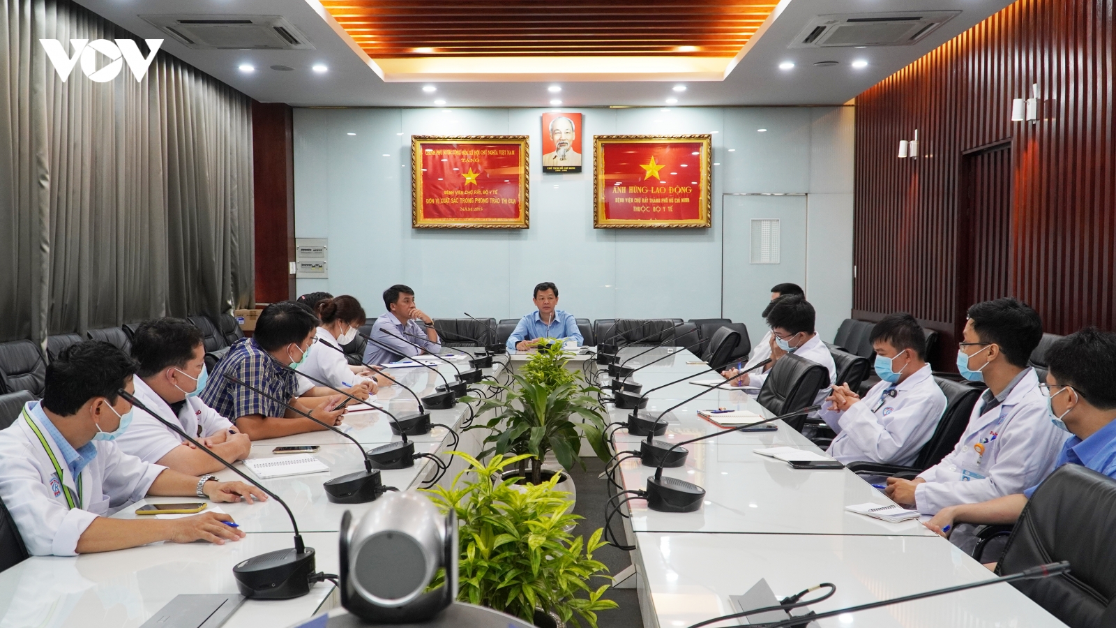 Bệnh viện Chợ Rẫy khẩn cấp chi viện 13 y bác sĩ đến Kiên Giang phòng chống dịch Covid-19