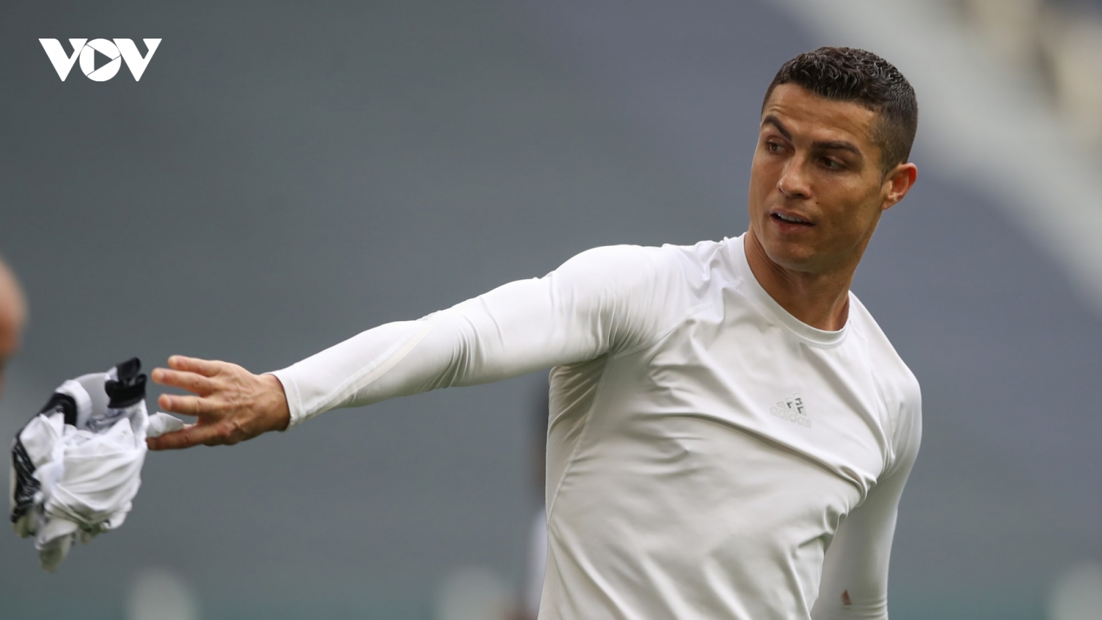 Cristiano Ronaldo ném áo đấu Juventus sau trận thắng Genoa