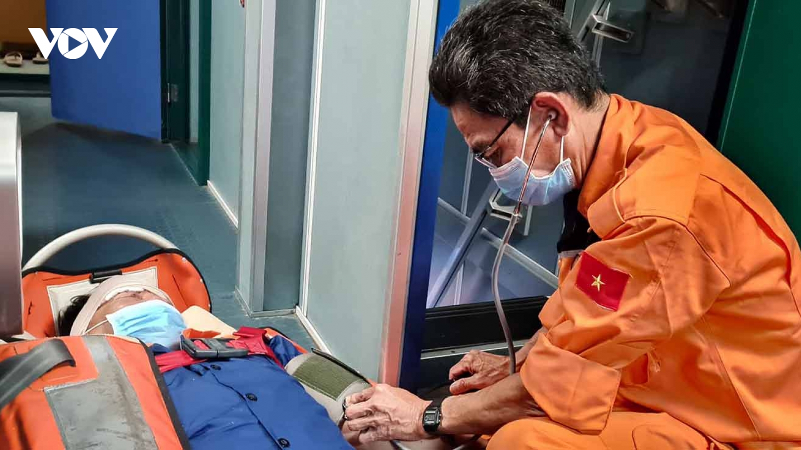 Tàu SAR 274 cứu nạn 1 ngư dân bị tai nạn lao động trên biển