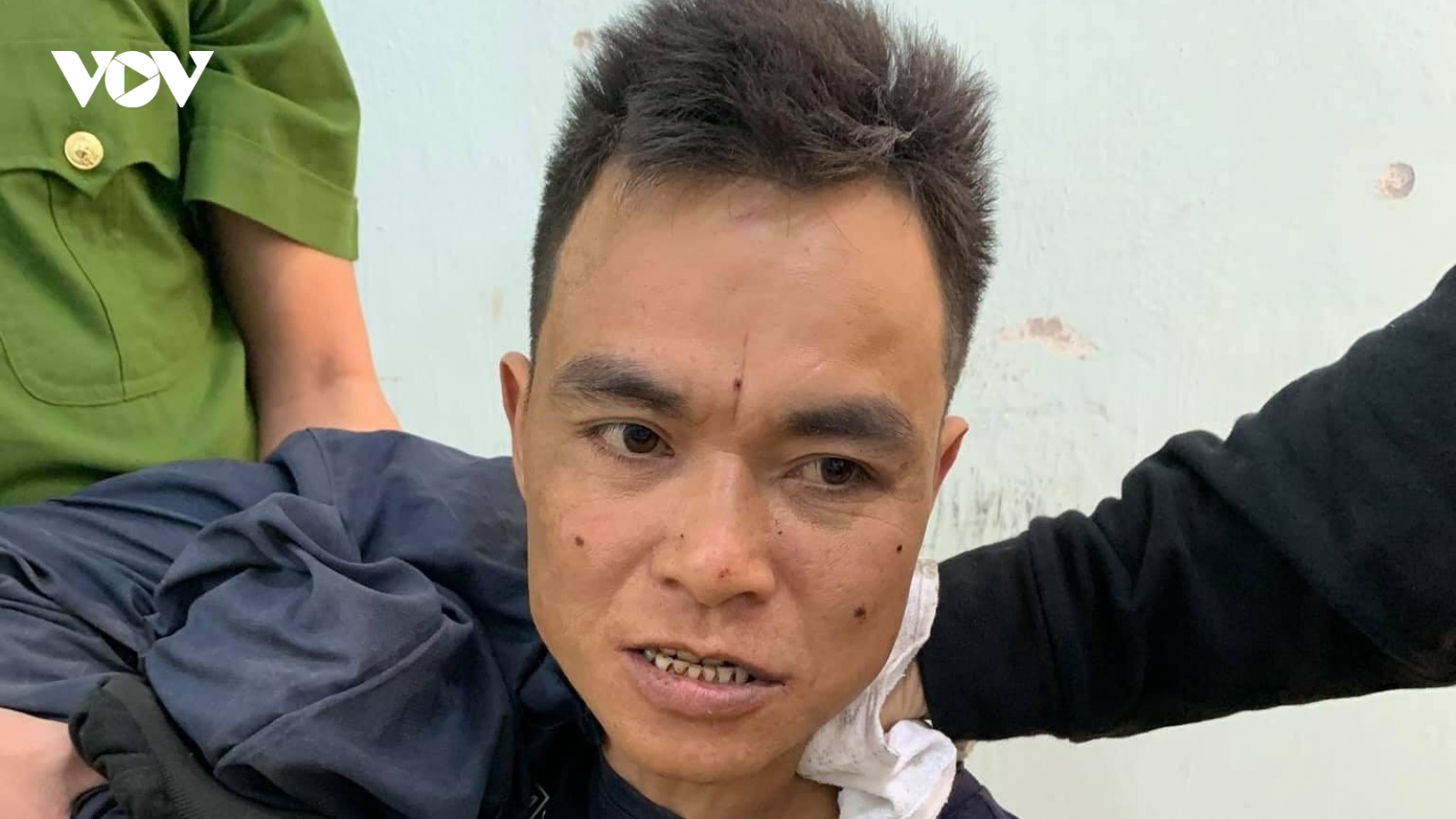 Nam thanh niên nghi “ngáo đá”, dùng hung khí truy sát 2 người bị thương