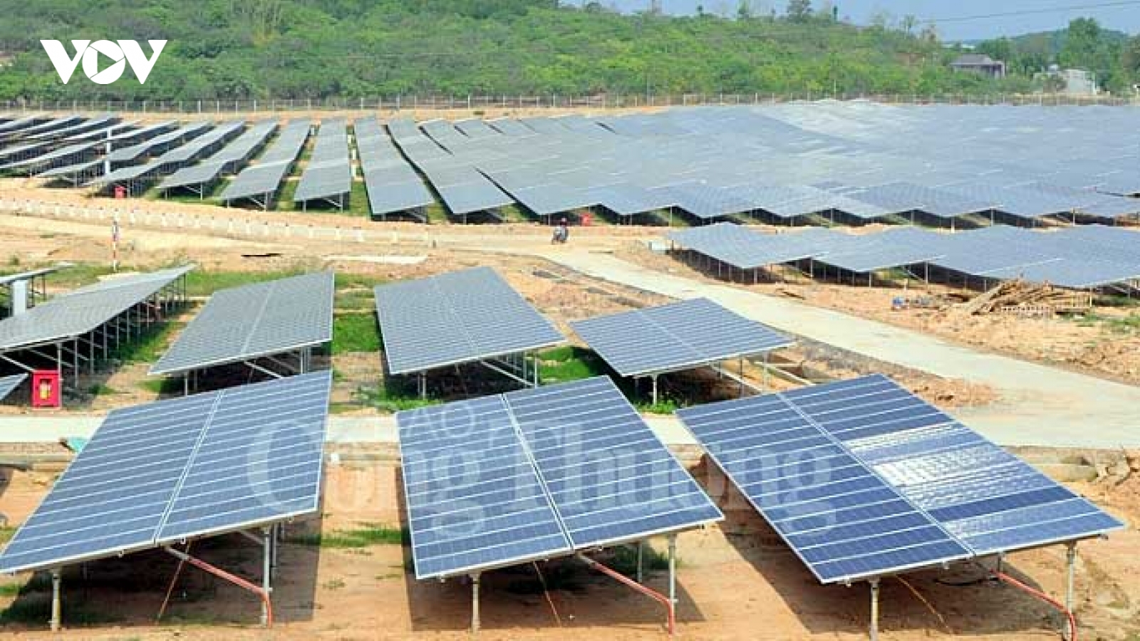 Bộ Công Thương thừa nhận sai sót trong phát triển ồ ạt điện mặt trời
