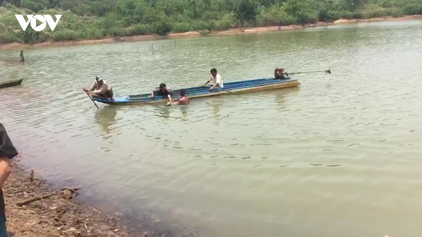Xuống kênh rửa tay, nam sinh viên đại học y đuối nước thương tâm