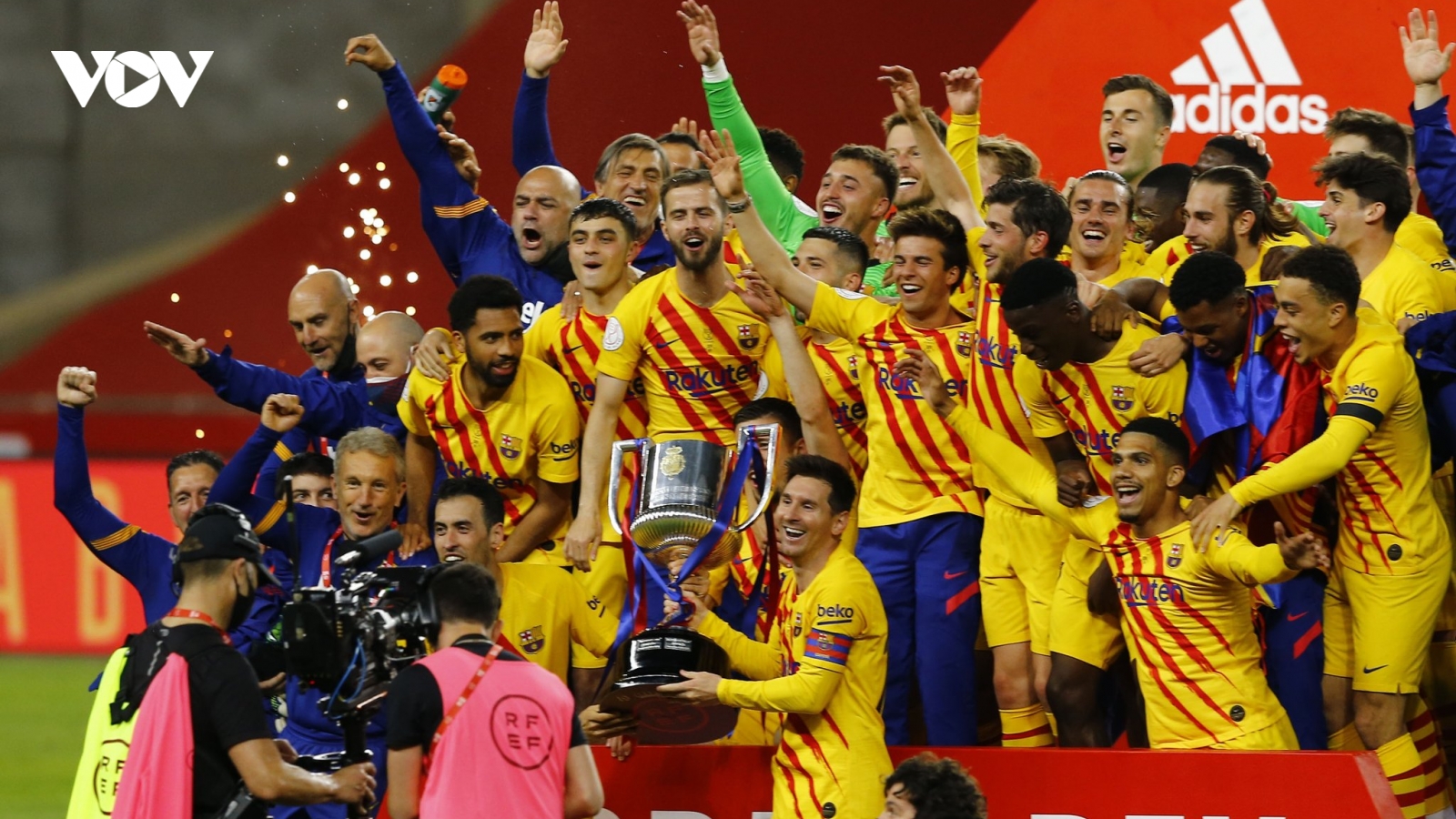 Messi thăng hoa với cú đúp, Barca đoạt Cúp Nhà vua 2020/2021