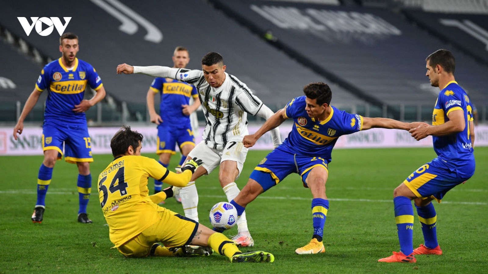 Ronaldo "vô duyên", Juventus vẫn thắng đậm để nuôi mộng vô địch Serie A 