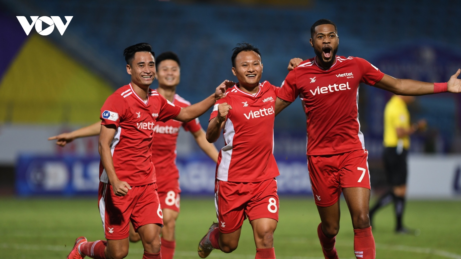 Trọng Hoàng ghi bàn, Viettel thắng Hà Nội FC trong trận derby có 2 thẻ đỏ