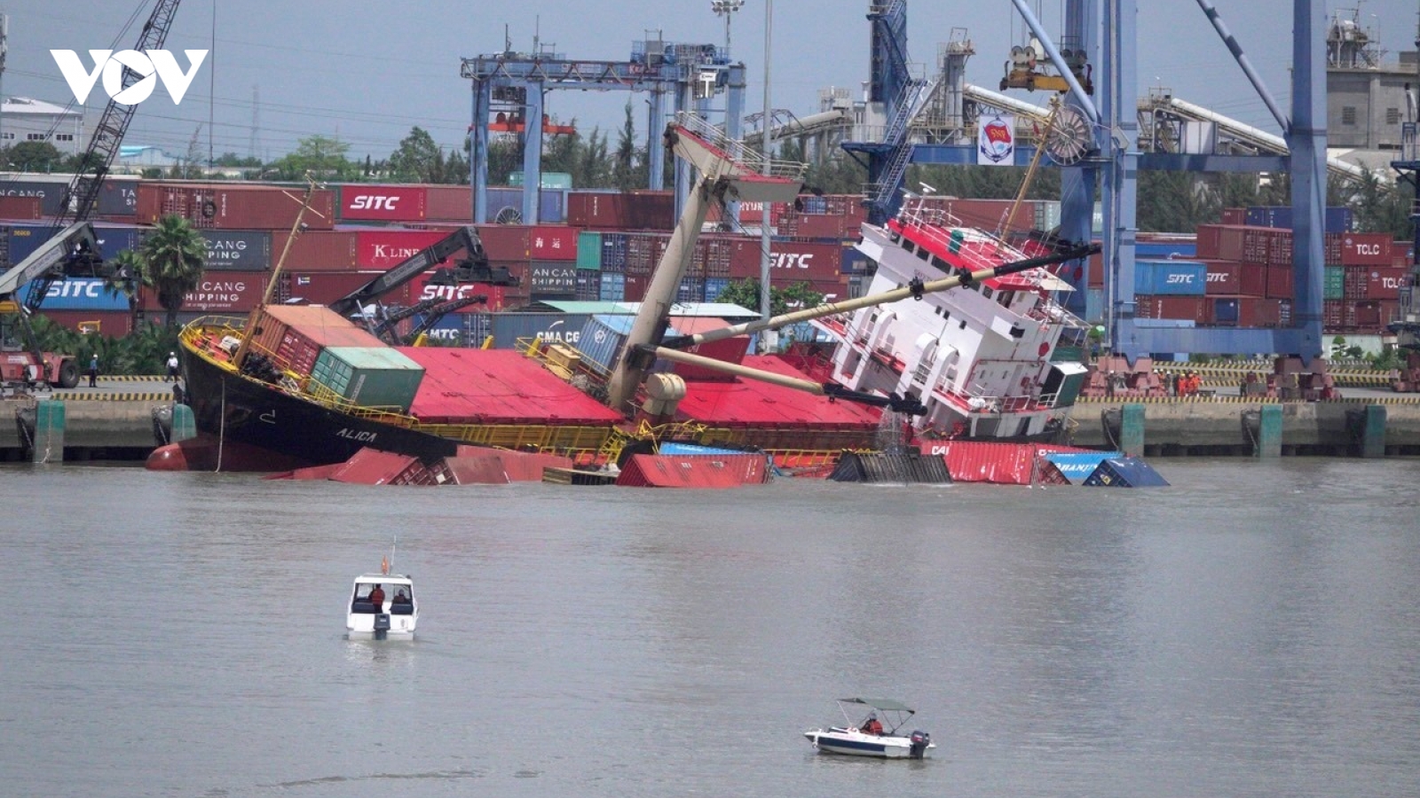 Cứu hộ tàu hàng nước ngoài lật nghiêng, nhiều container rơi xuống sông