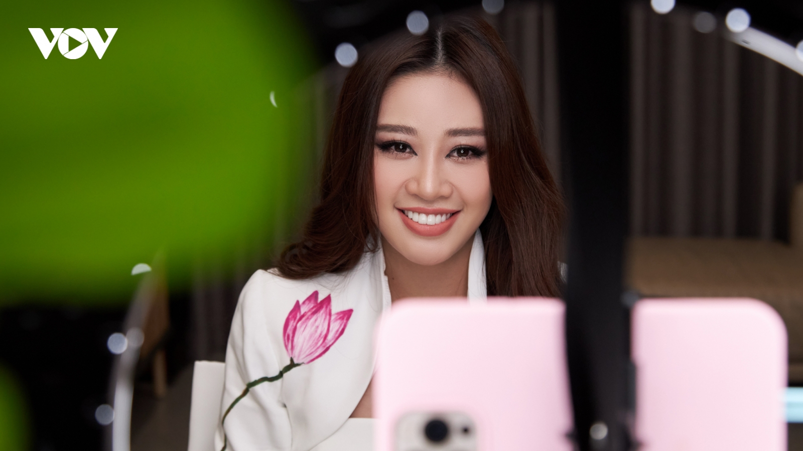 Hoa hậu Khánh Vân diện vest do chính tay các em ngôi nhà OBV vẽ tặng