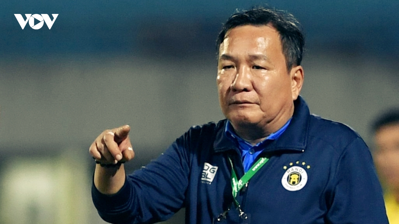 Hà Nội FC thua Viettel, bầu Hiển xuống sân "thì thầm" với HLV Hoàng Văn Phúc