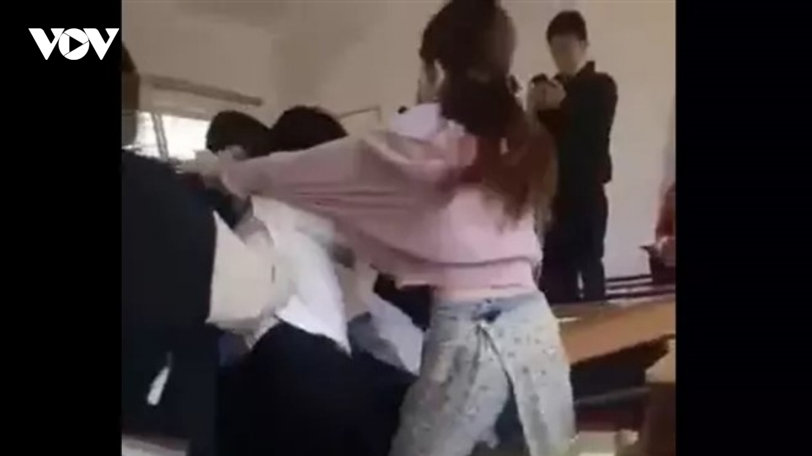 Đánh nhau trong lớp, nữ sinh gọi cả người nhà đến "hỗn chiến''