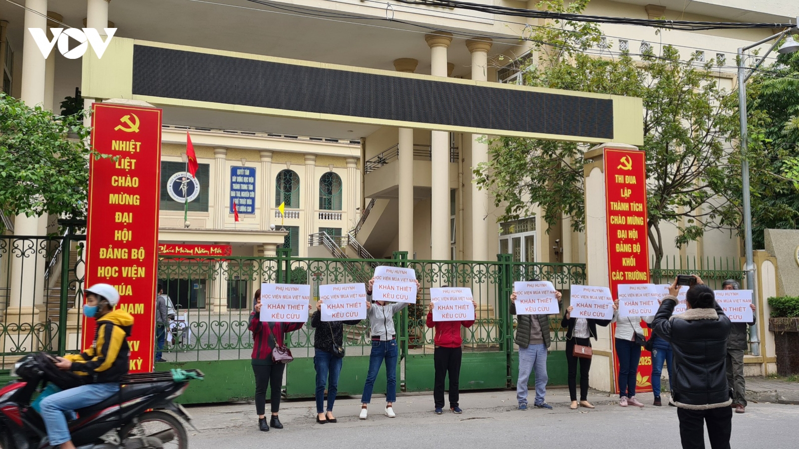 Tắc trách của Học viện Múa Việt Nam đẩy hơn 300 học sinh vào bế tắc