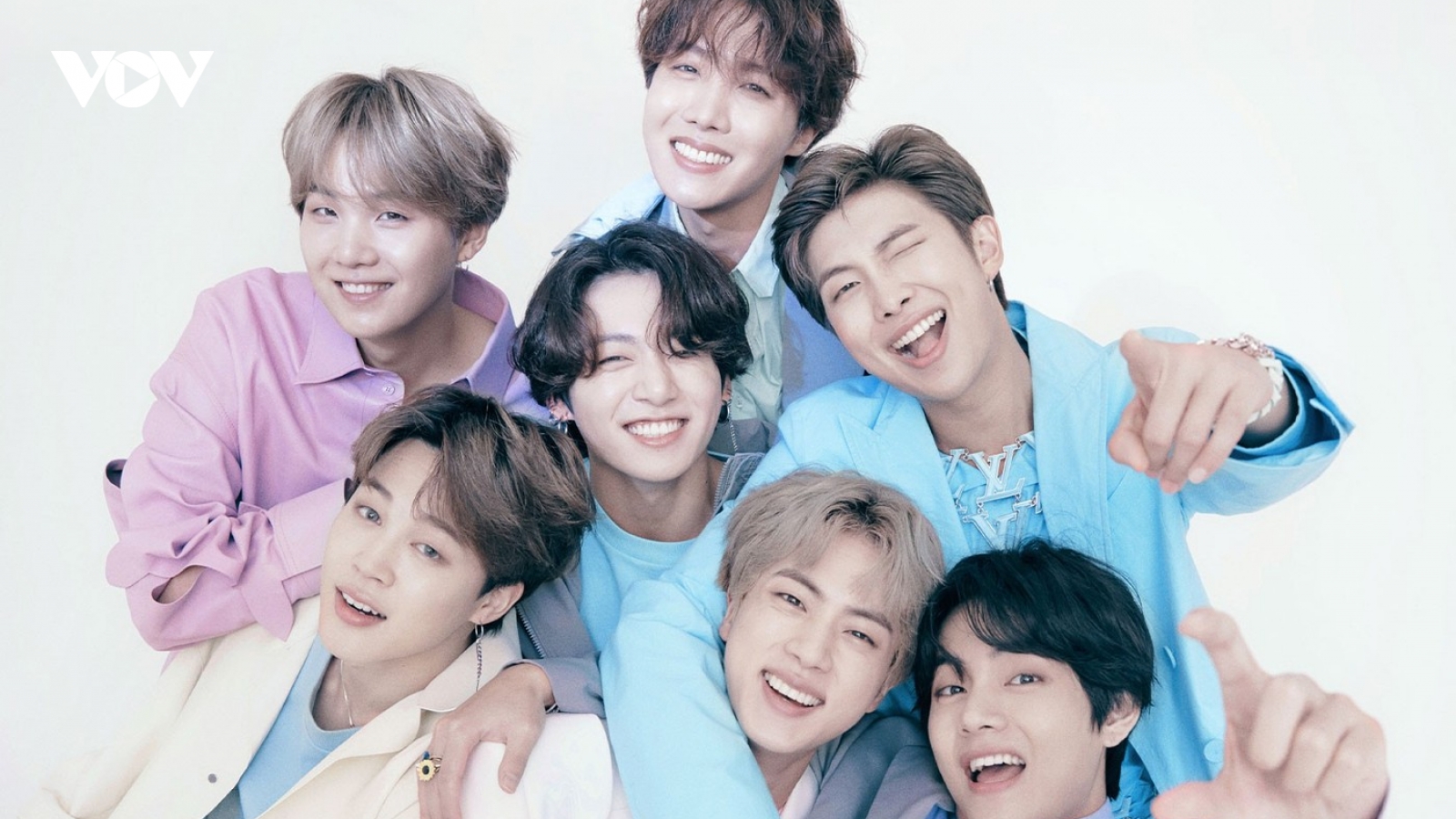 BTS "gây bão" với loạt ảnh mới trong vai trò Đại sứ mới của Louis Vuitton