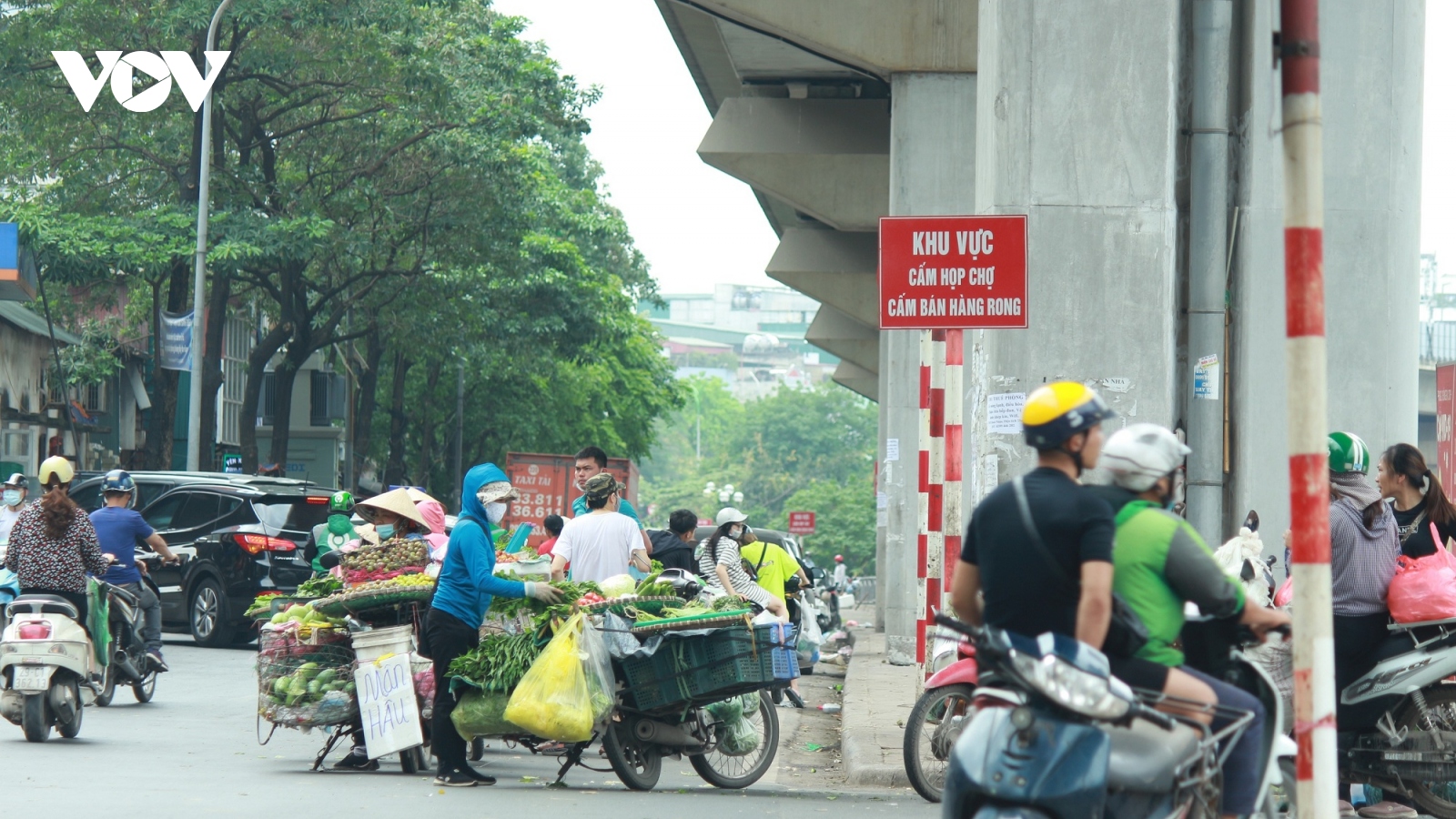 Nhan nhản chợ cóc chiếm dụng lòng đường trên nhiều tuyến phố Hà Nội