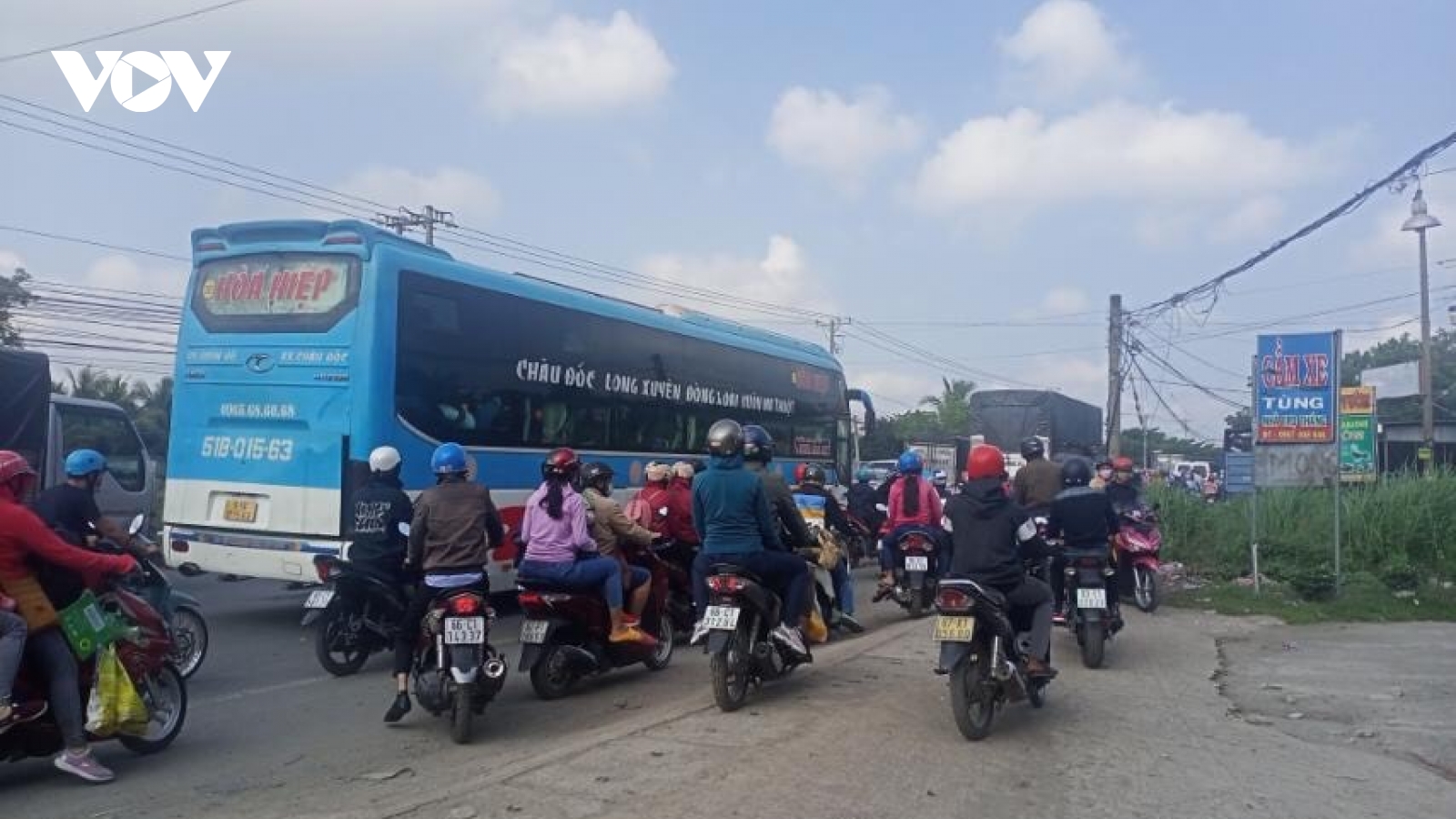 Tiền Giang-Bến Tre: Giao thông chiều 30/4 vẫn ùn ứ kéo dài 