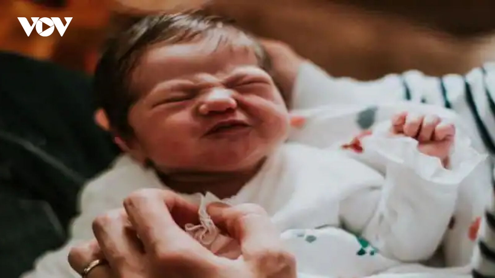 Lạm dụng kháng sinh làm suy yếu khả năng miễn dịch và tăng nguy cơ béo phì ở trẻ