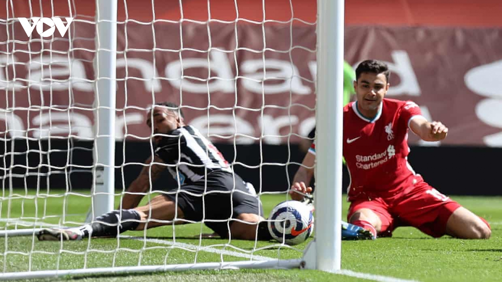 Thủng lưới phút bù giờ, Liverpool đánh rơi chiến thắng trước Newcastle