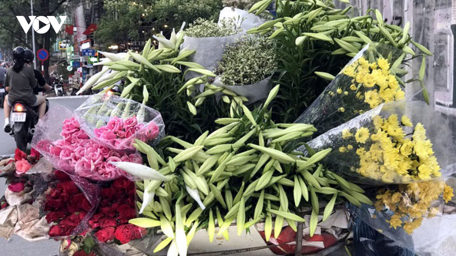 "Nữ hoàng tháng 4" tràn xuống phố, tiểu thương bỏ túi tiền triệu mỗi ngày
