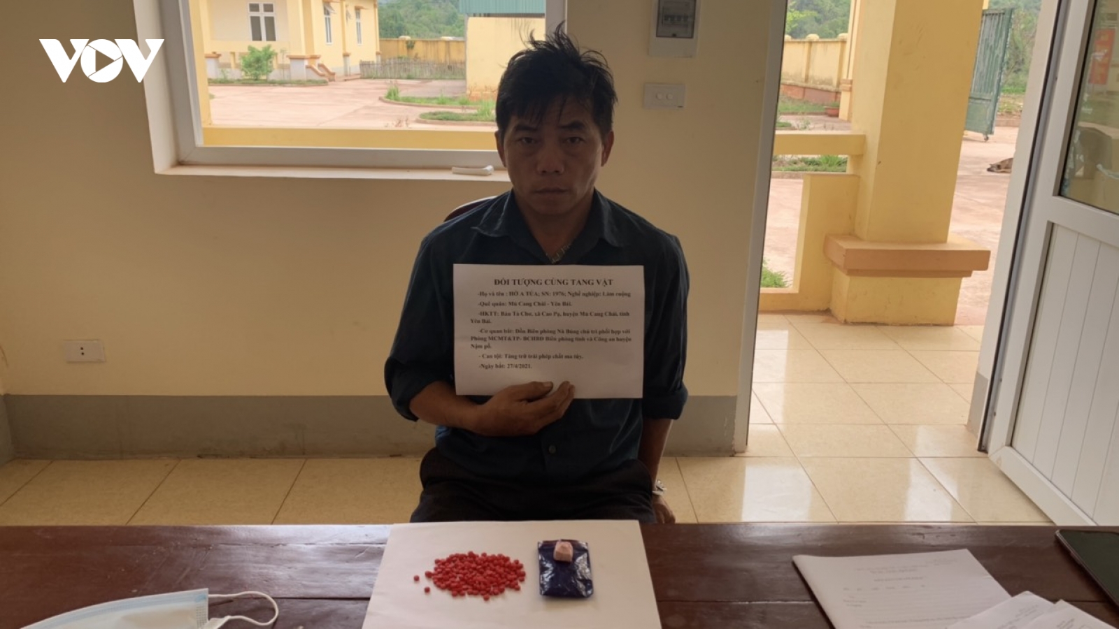 Về thăm bố mẹ, tranh thủ mua ma túy sử dụng thì bị bắt 