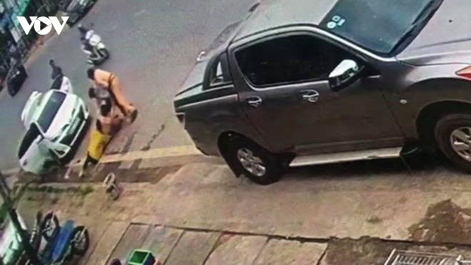 Video: Nghi can vận chuyển ma túy tấn công 2 cảnh sát