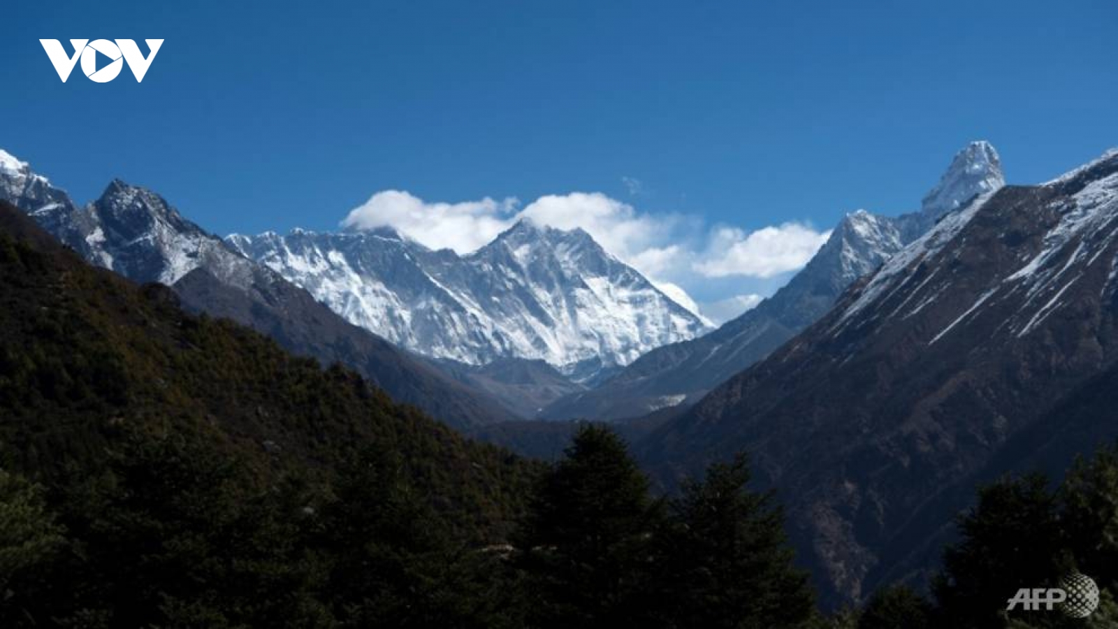 Đại dịch Covid-19 đã lây lan đến đỉnh Everest