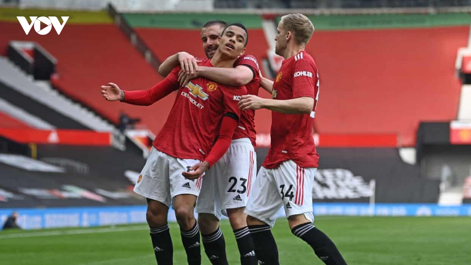 Hạ gục Burnley, MU phả hơi nóng vào gáy Man City trong cuộc đua vô địch