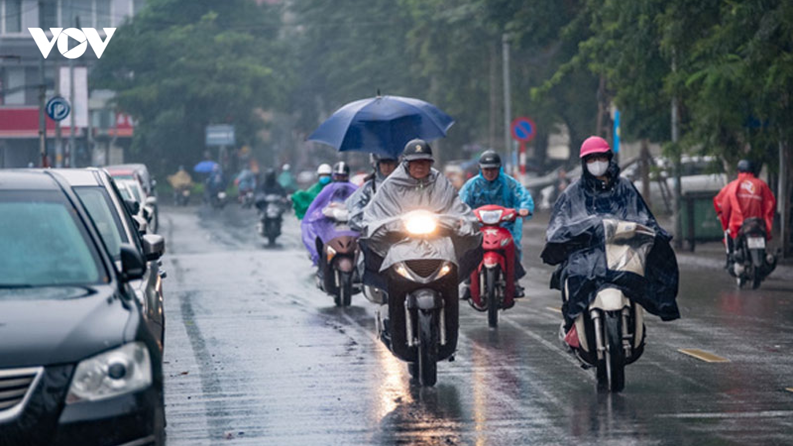Dự báo thời tiết ngày 18/4: Nhiều nơi trên cả nước có mưa rào và dông rải rác