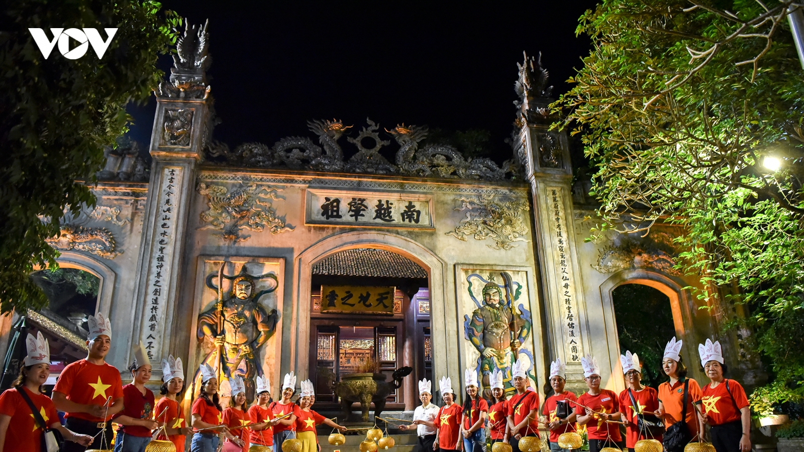 Đền Hùng đón khách tham quan ban đêm