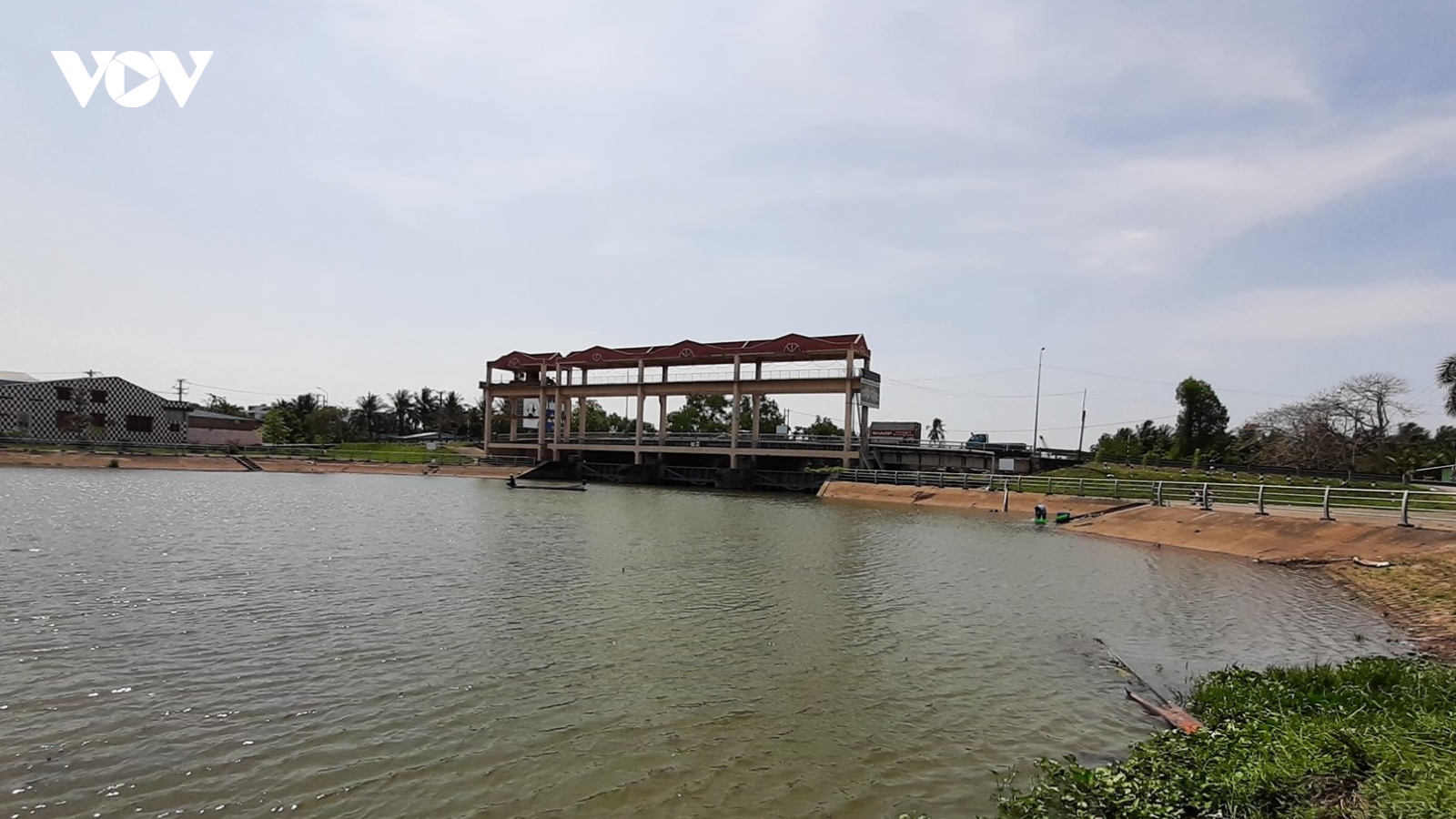 Sẽ đầu tư gần 880 tỷ đồng xây dựng 6 cống, đập kiên cố ngăn mặn, trữ ngọt ven sông Tiền