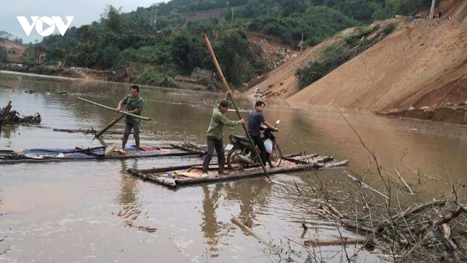 Hồ thủy lợi tích nước, hàng chục hộ dân phải dùng bè mảng đi lại