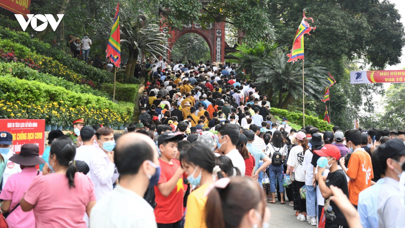 Tens of thousands flock to Hung Kings’ Temple for annual festival