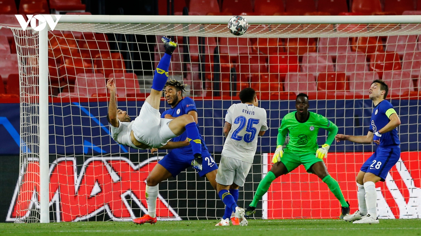 Thế giới bóng đá "phát cuồng" vì siêu phẩm của cầu thủ Iran vào lưới Chelsea