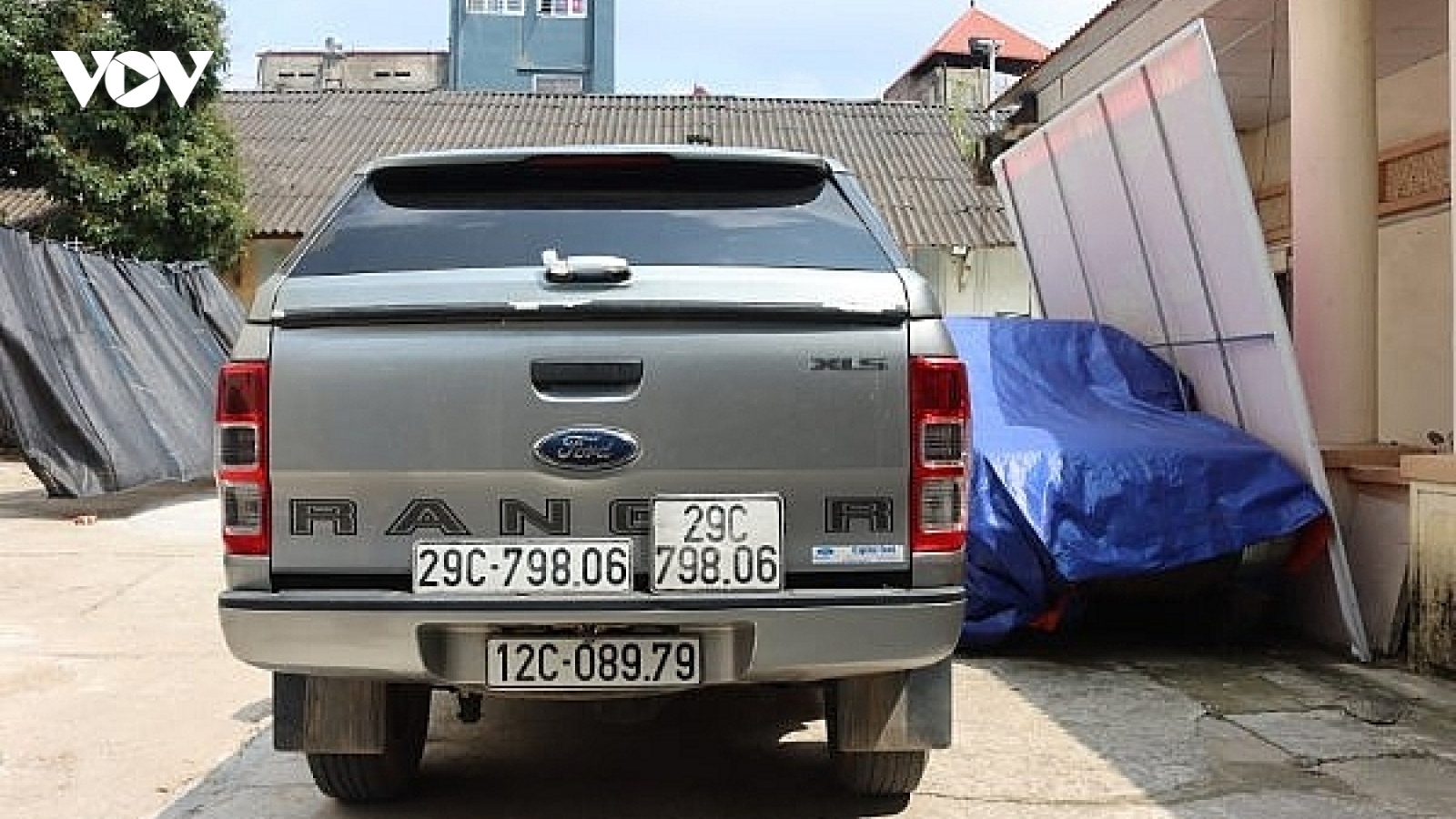 Xe ô tô dùng biển số giả vận chuyển gần 700 kg nguyên liệu thuốc bắc lậu