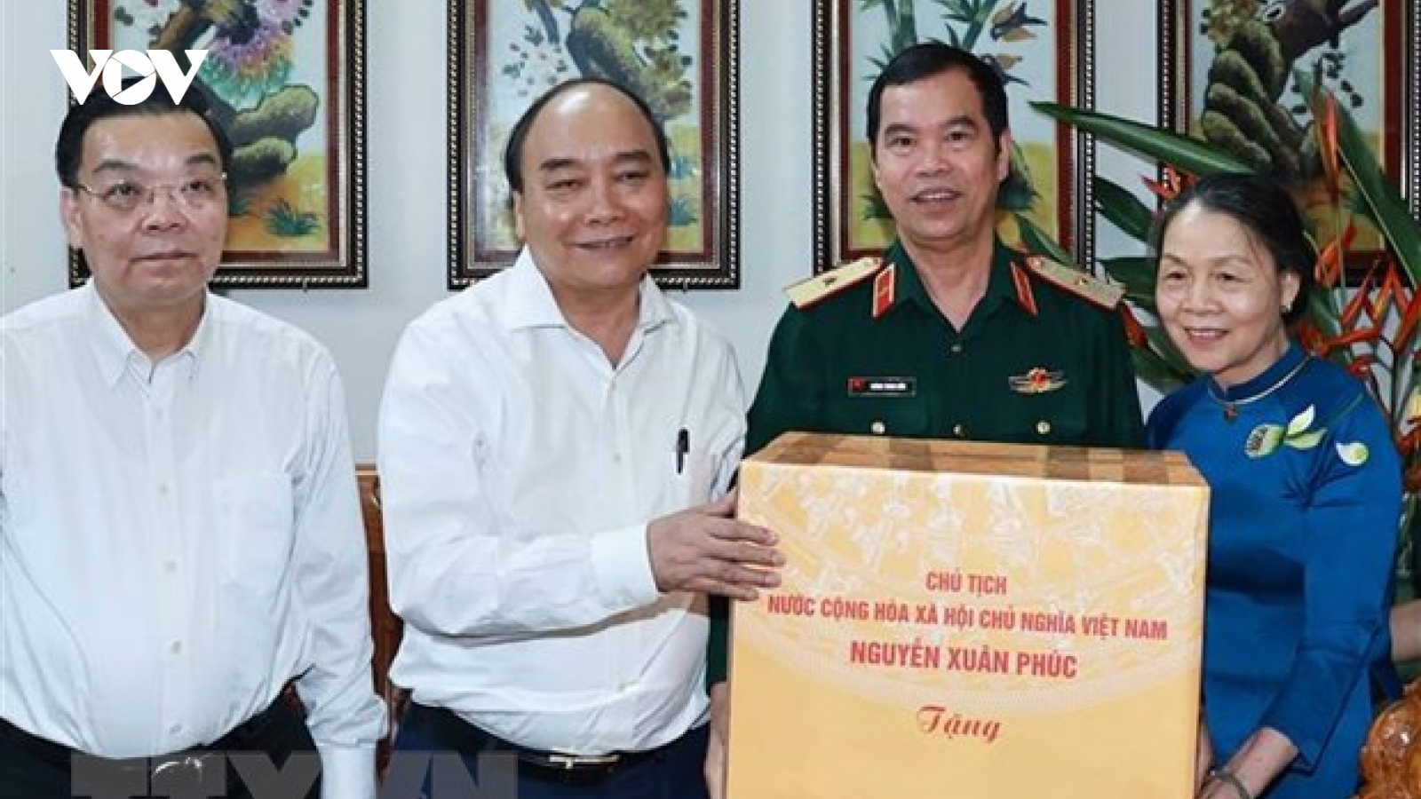 Chủ tịch nước Nguyễn Xuân Phúc thăm, tặng quà các hộ gia đình chính sách