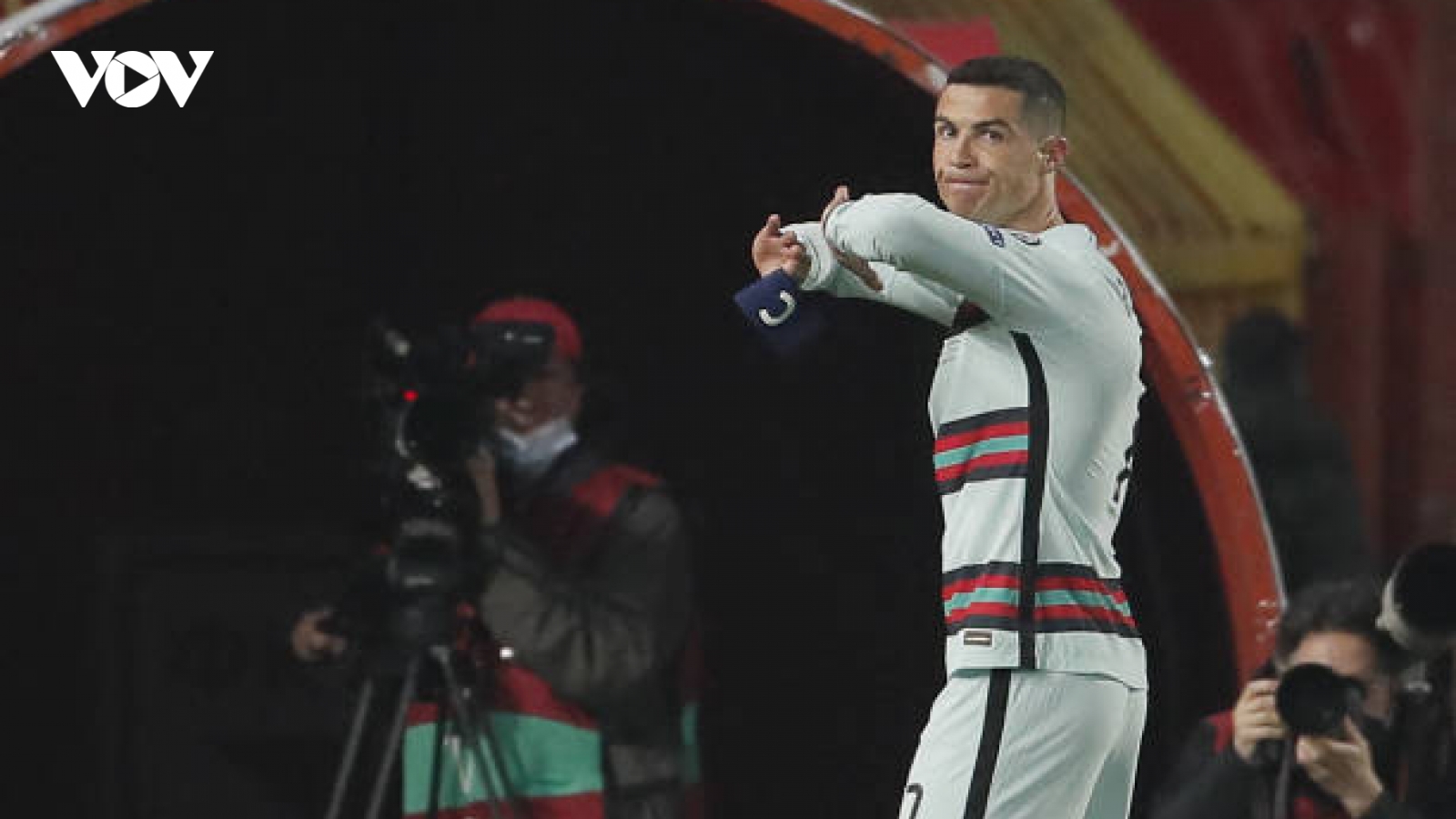 Đấu giá chiếc băng đội trưởng bị Ronaldo ném bỏ để cứu em bé sơ sinh mắc bệnh hiểm nghèo