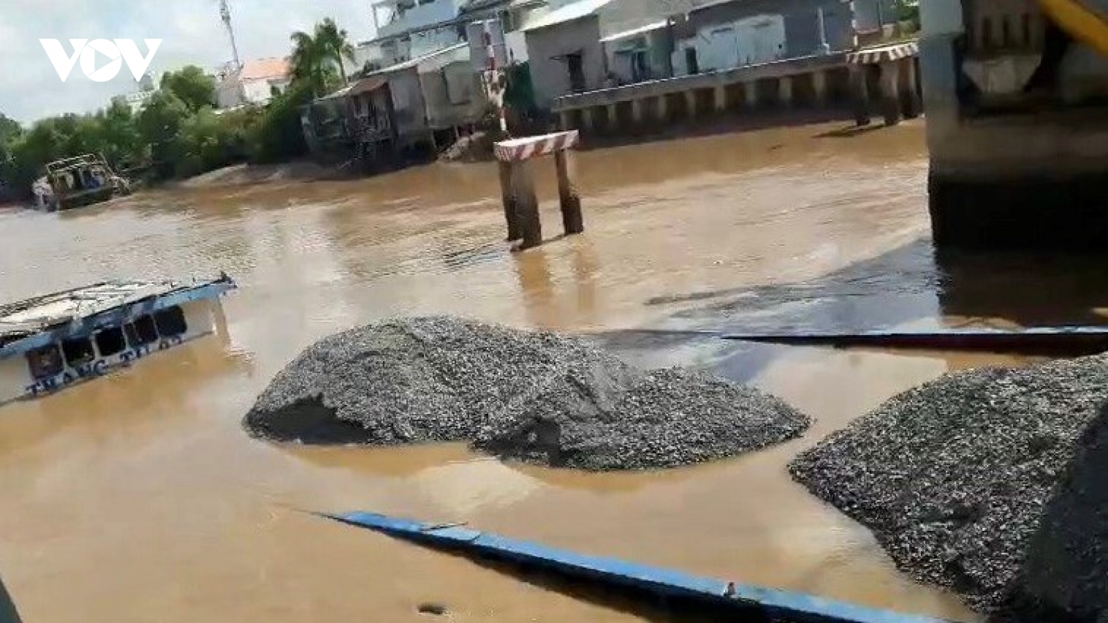Va vào cửa cống Nhà Mát (Bạc Liêu), sà lan chở đá bị chìm